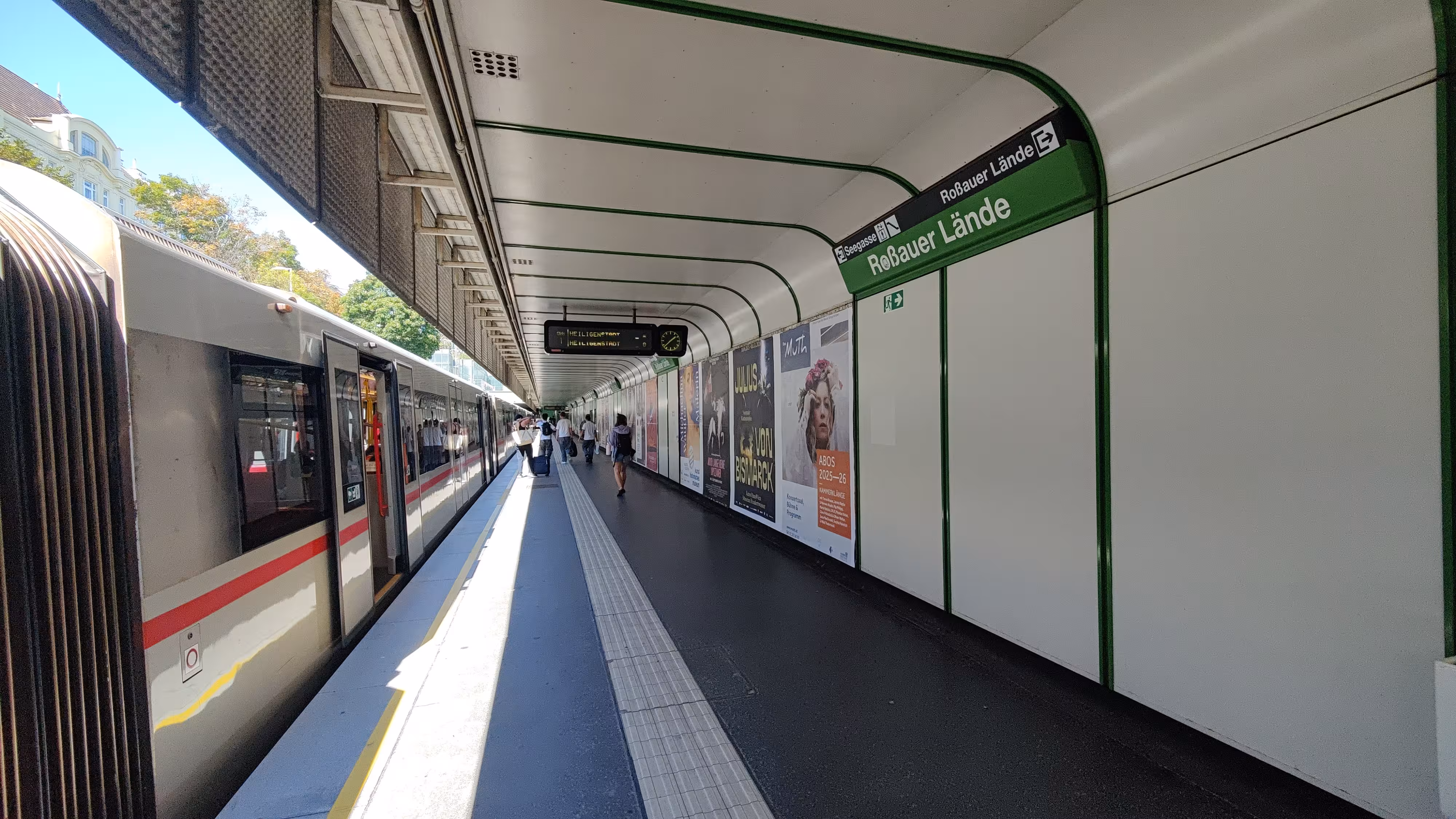Platform of the _Roßauer Lände_ subway station.