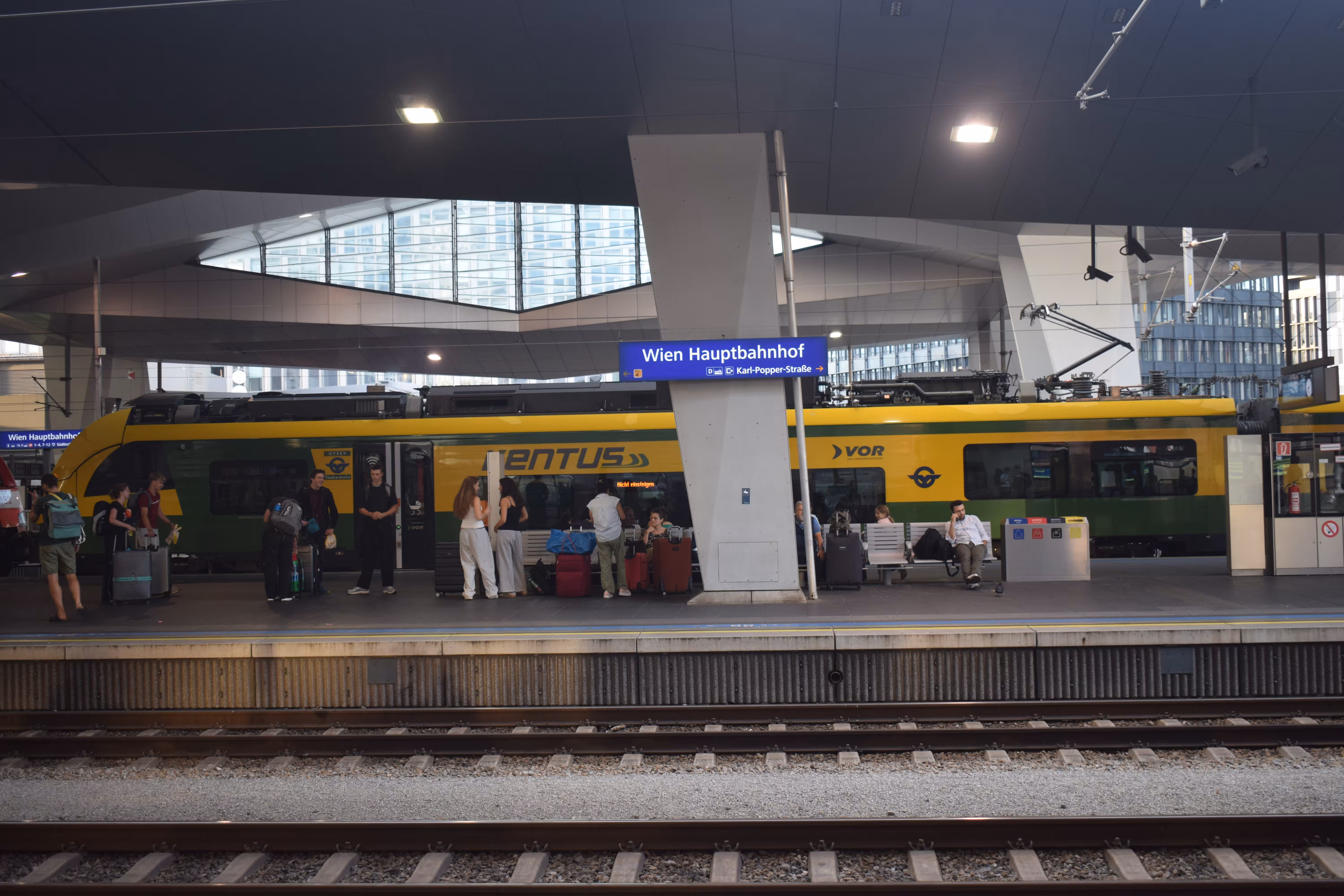 Platform and tracks at Wien Hauptbahnhof station.