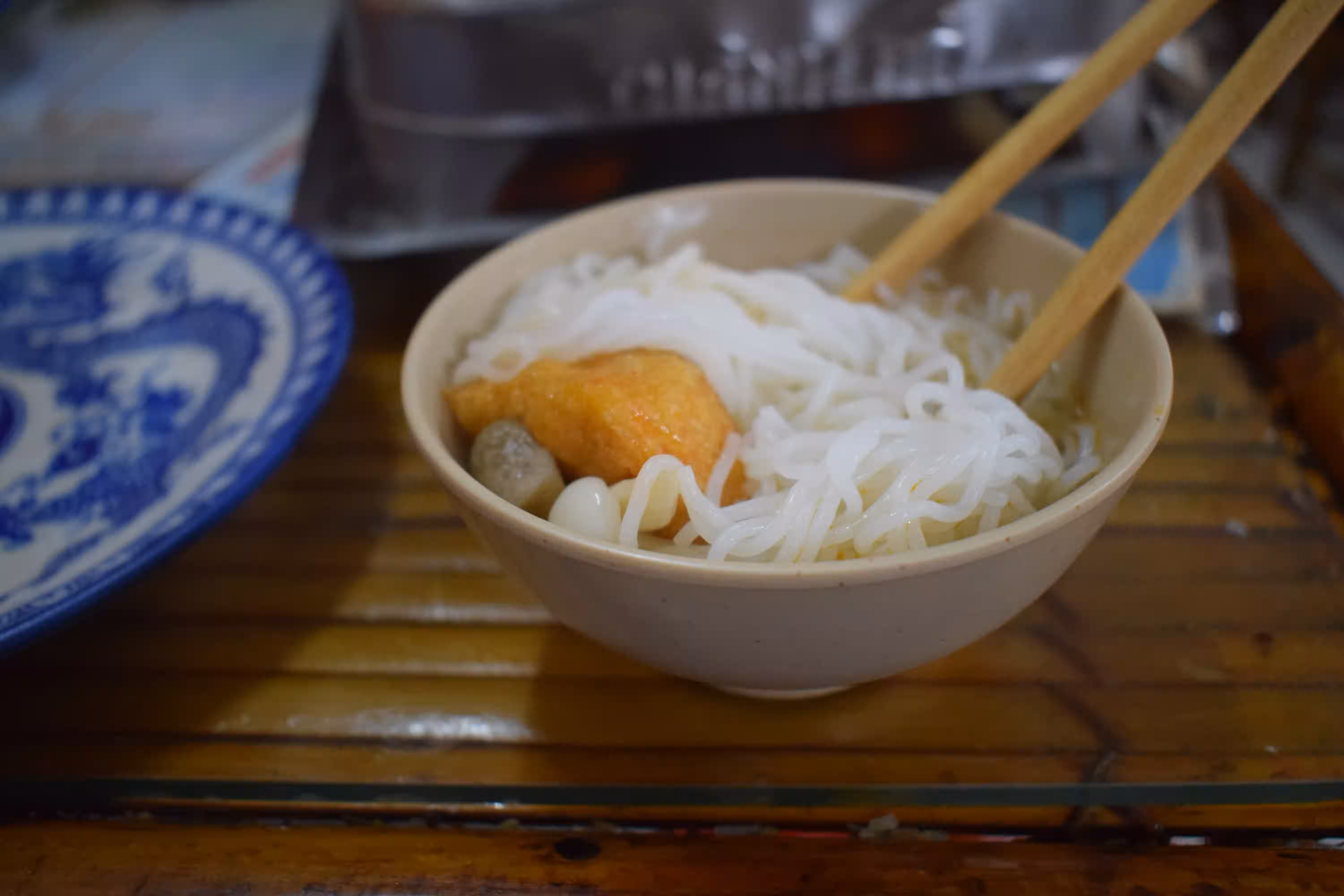 Added soup to the noodles. Photo by Ravi Dwivedi, released under CC-BY-SA 4.0.