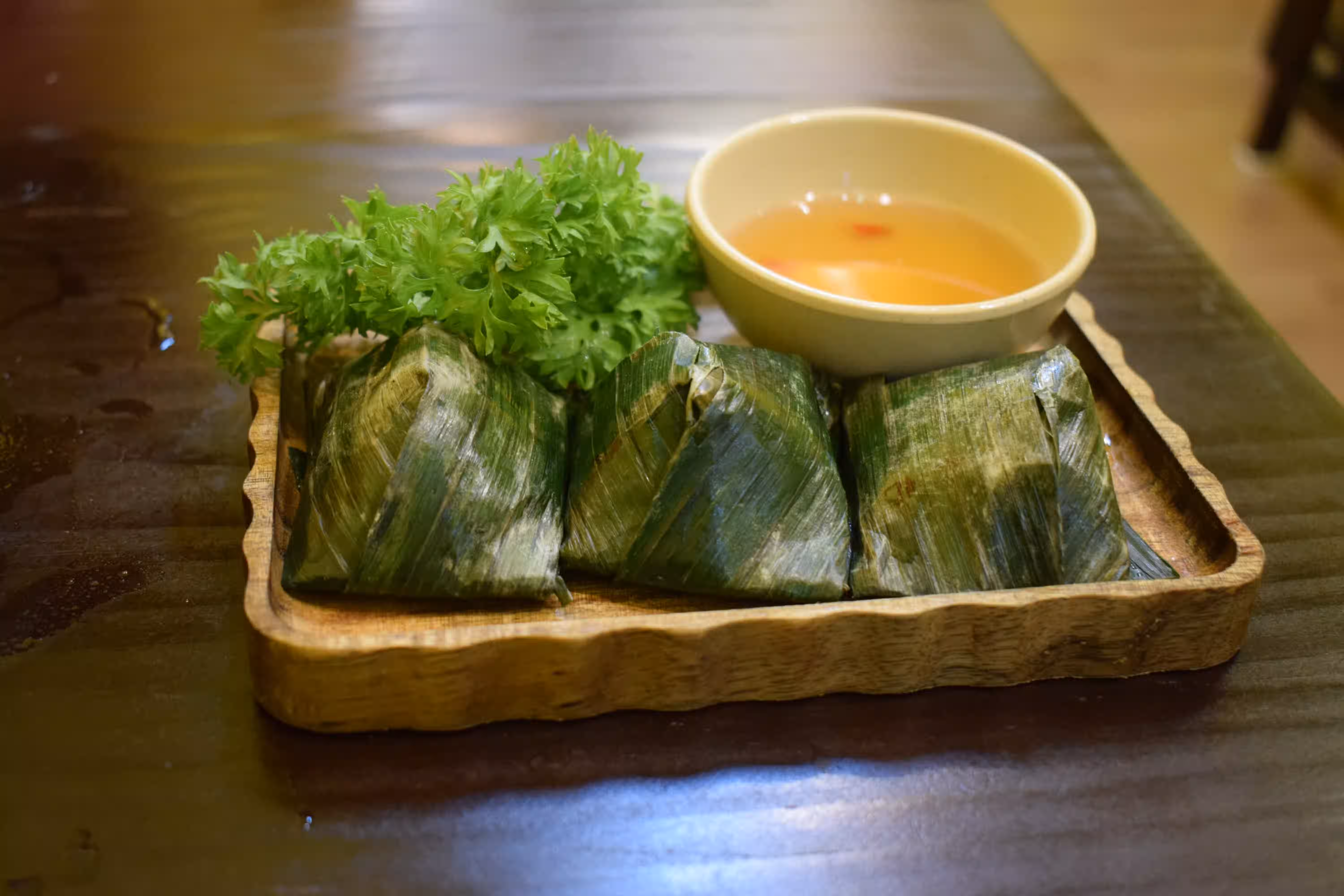 Bahn it is served packed in banana leaves. Photo by Ravi Dwivedi, released under CC-BY-SA 4.0.