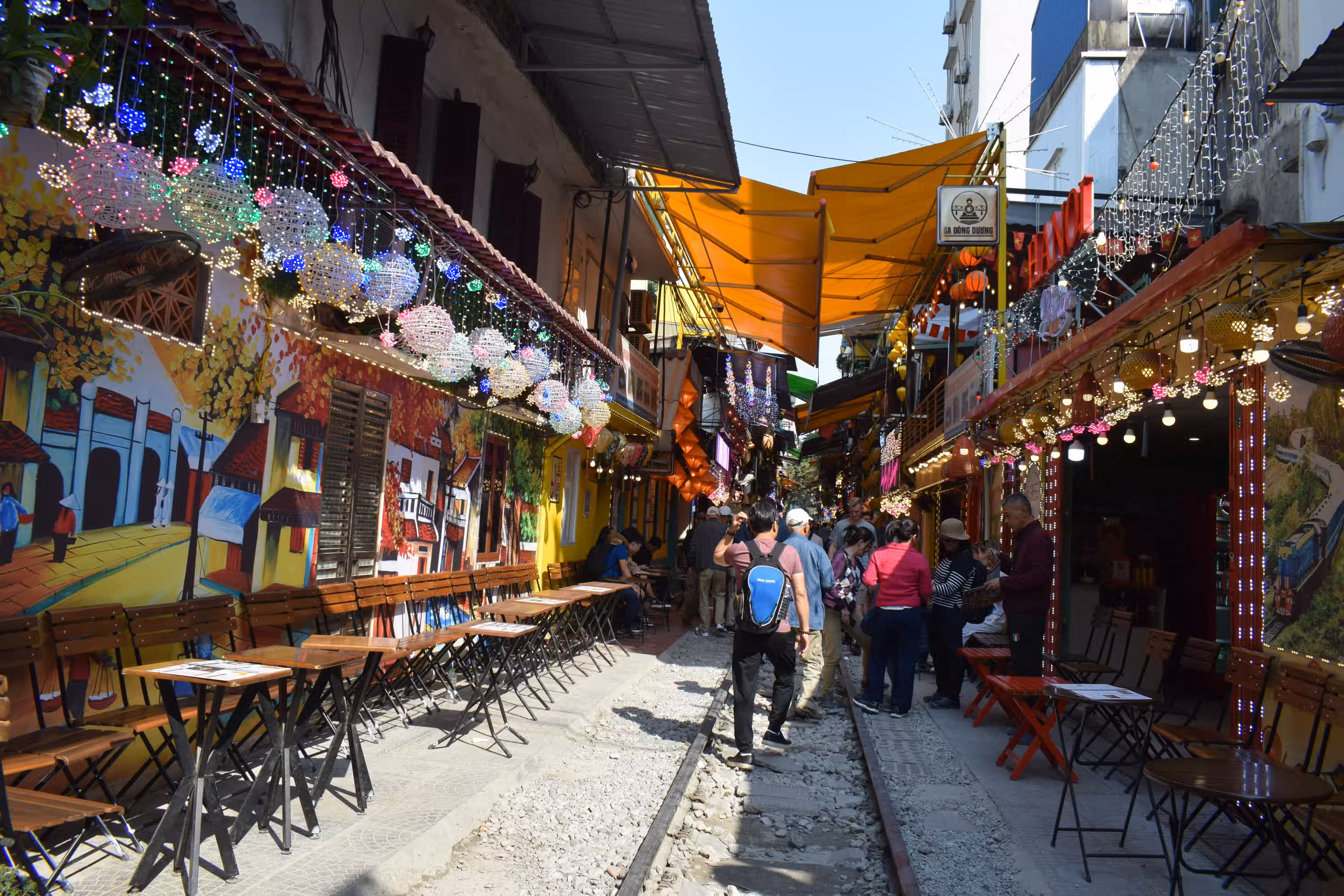 Hanoi train street is a tourist attraction in Hanoi. Photo by Ravi Dwivedi, released under CC-BY-SA 4.0.