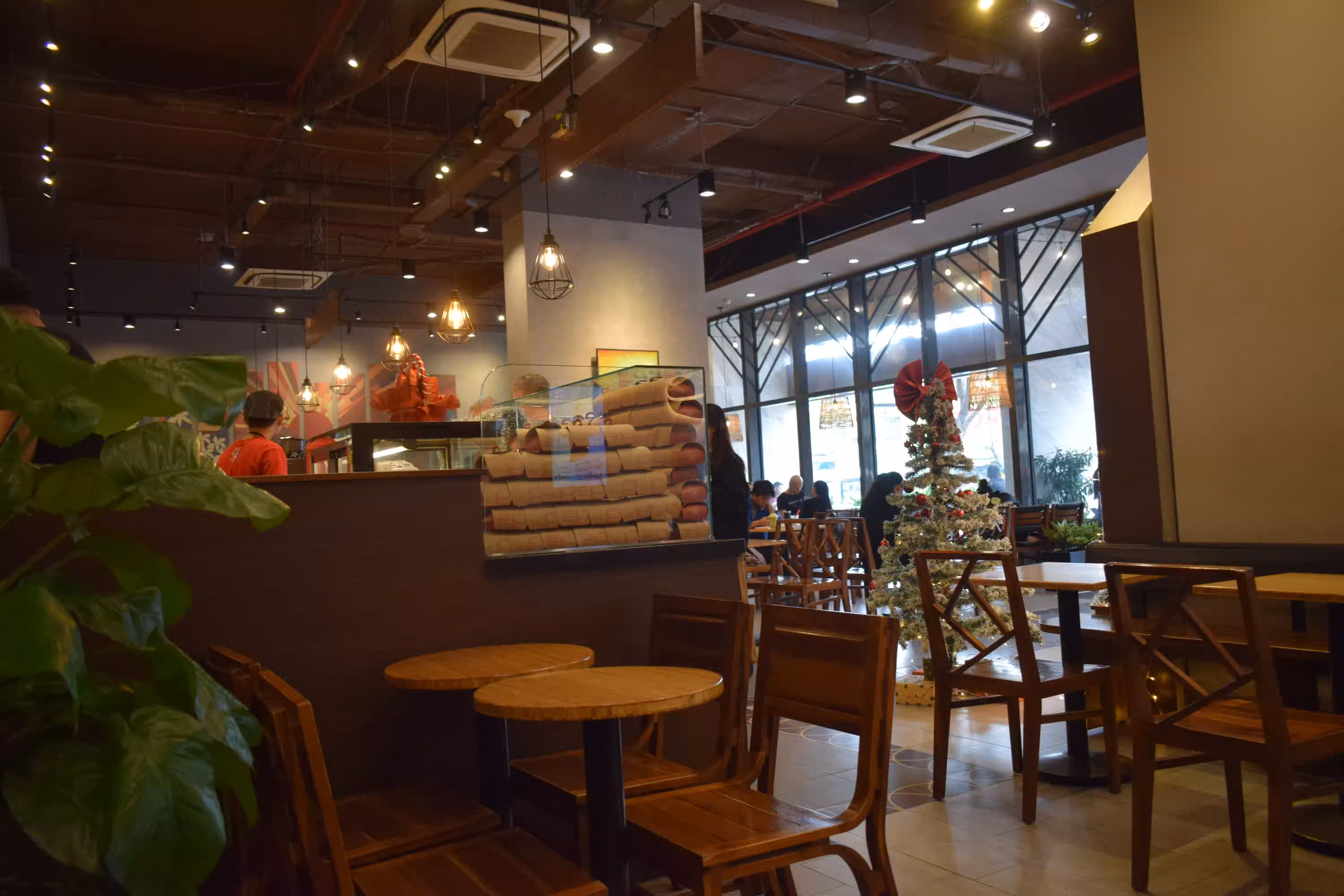 Inside a Highlands Coffee cafe in Nha Trang. Photo by Ravi Dwivedi, released under CC-BY-SA 4.0.