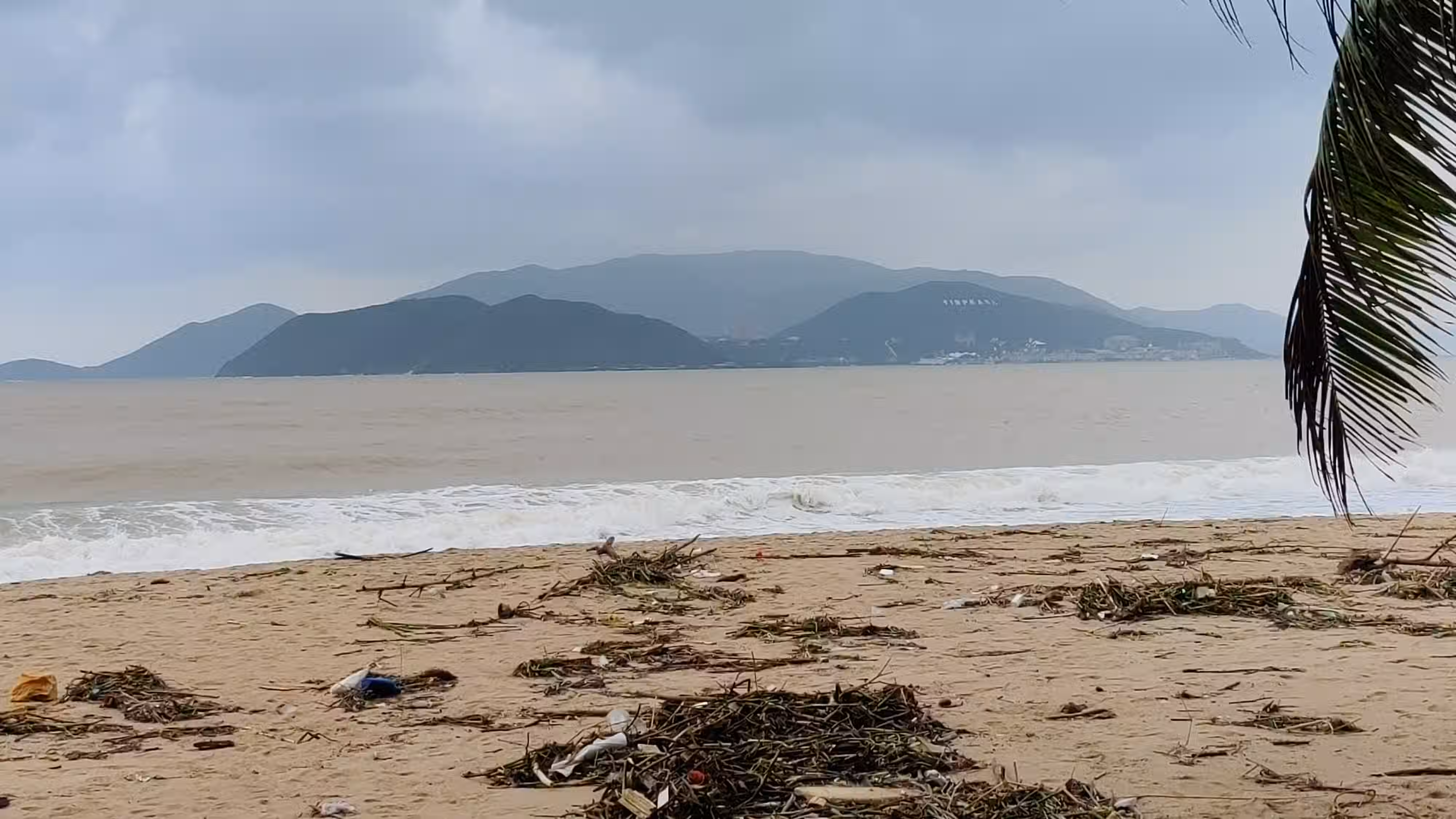 This one was shot in the city center. In this trip, Badri and I found out that this is customary at local places in Vietnam. Photo by Ravi Dwivedi, released under CC-BY-SA 4.0.